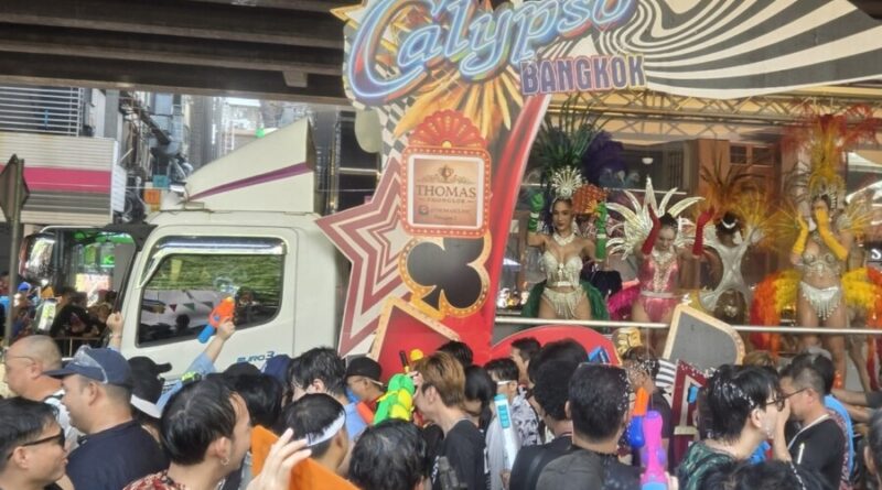 แพทย์หญิงรุ่งไพลิน รัตนชีวร ร่วมขบวนมหาสงกรานต์สีลม สะท้อนพลัง Soft Power ไทย และสนับสนุนความหลากหลายอย่างงดงาม