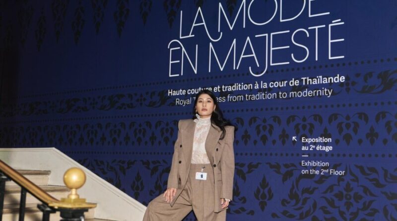 ครั้งแรกแห่งประวัติศาสตร์  “ราชพัสตราสู่สากล La Mode en Majesté: Royal Thai Dress from Tradition to Modernity”  เปิดให้เข้าชมแล้ว ณ Musée des Arts Decoratis @madparis กรุงปารีส สาธารณรัฐฝรั่งเศส  ตั้งแต่วันที่ 13 พฤษภาคม – 1 พฤศจิกายน 2569