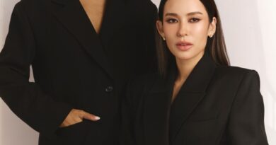 “คุณหญิงแม้น–ม.ร.ว.แม้นนฤมาส ยุคล สวัสดิ์-ชูโต” และ “มะลิ–มาลินี โคทส์” จับมือกันในฐานะผู้ก่อตั้ง SNATCH แพลตฟอร์มจอง Beauty Talent ระดับพรีเมียม ที่เกิดขึ้นจากความตั้งใจจะสร้างมาตรฐานใหม่ ให้กับการจองช่างแต่งหน้าและช่างผมในเมืองไทย
