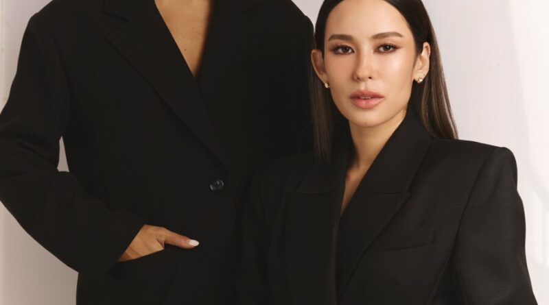 “คุณหญิงแม้น–ม.ร.ว.แม้นนฤมาส ยุคล สวัสดิ์-ชูโต” และ “มะลิ–มาลินี โคทส์” จับมือกันในฐานะผู้ก่อตั้ง SNATCH แพลตฟอร์มจอง Beauty Talent ระดับพรีเมียม ที่เกิดขึ้นจากความตั้งใจจะสร้างมาตรฐานใหม่ ให้กับการจองช่างแต่งหน้าและช่างผมในเมืองไทย