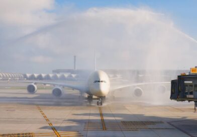 สายการบินเอทิฮัด ปักหมุดกรุงเทพฯ ต้อนรับ A380 ลงจอดครั้งแรกในประเทศไทย ยกระดับประสบการณ์การเดินทางระดับพรีเมียม สายการบินเอทิฮัดฉลองการเปิดให้บริการเที่ยวบินแอร์บัส A380 ครั้งแรกระหว่างอาบูดาบีและกรุงเทพฯ เปิดตัวเดอะเรสซิเดนซ์ (The Residence) ห้องสวีทแบบสามห้องบนฟ้าเพียงแห่งเดียวในโลก เป็นครั้งแรกในประเทศไทย การให้บริการด้วยเครื่องบินแอร์บัส A380 ทุกวัน ช่วยเพิ่มขีดความสามารถในการรองรับผู้โดยสาร พร้อมยกระดับประสบการณ์การเดินทางระดับพรีเมียมบนเส้นทางบินยอดนิยม