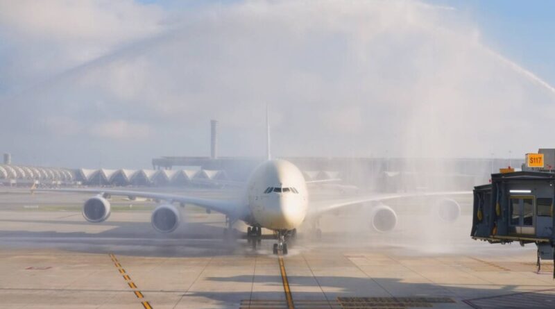 สายการบินเอทิฮัด ปักหมุดกรุงเทพฯ ต้อนรับ A380 ลงจอดครั้งแรกในประเทศไทย ยกระดับประสบการณ์การเดินทางระดับพรีเมียม สายการบินเอทิฮัดฉลองการเปิดให้บริการเที่ยวบินแอร์บัส A380 ครั้งแรกระหว่างอาบูดาบีและกรุงเทพฯ เปิดตัวเดอะเรสซิเดนซ์ (The Residence) ห้องสวีทแบบสามห้องบนฟ้าเพียงแห่งเดียวในโลก เป็นครั้งแรกในประเทศไทย การให้บริการด้วยเครื่องบินแอร์บัส A380 ทุกวัน ช่วยเพิ่มขีดความสามารถในการรองรับผู้โดยสาร พร้อมยกระดับประสบการณ์การเดินทางระดับพรีเมียมบนเส้นทางบินยอดนิยม
