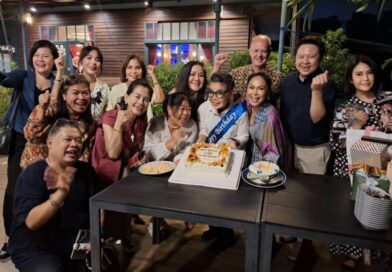 Happy Birthday เอิร์ธ สายสว่าง เรียกว่า ยังคงเป็นที่รักของเหล่าเซเลบริตี้ และ สื่อมวลชนสายไลฟ์สไตล์ เช่นเดิม สำหรับ เอิร์ธ สายสว่าง ฉายา “เจ้าแม่แห่งวงการประชาสัมพันธ์โรงแรม” เหมือนเดิม